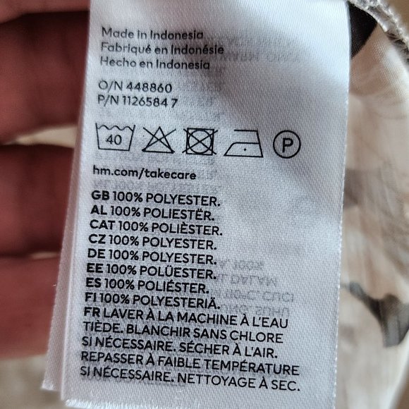 H&M Cream/Black Ruffled V-Neck Seashell Blouse Size XS - Picture 7 of 12